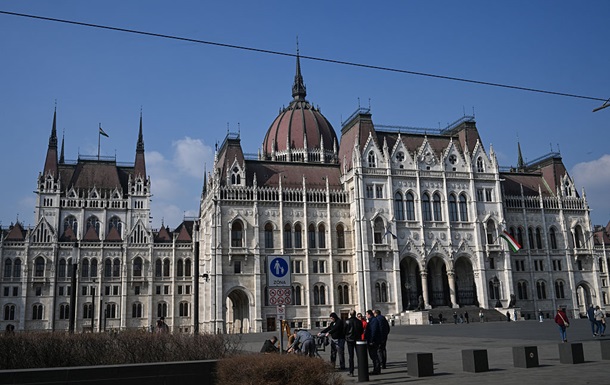 Венгрия  узаконила  арест денег и золота Украины