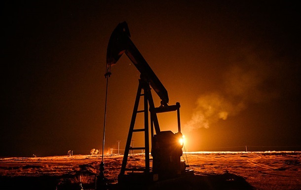 Добыча нефти в России падает третий месяц подряд