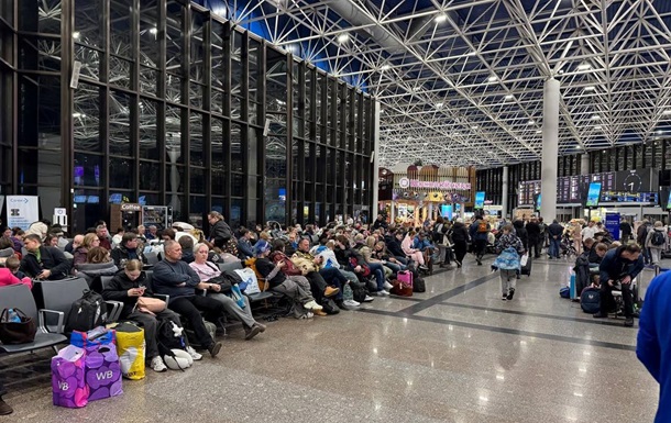 В Сочи отменили десятки авиарейсов из-за  самой продолжительной атаки  БпЛА