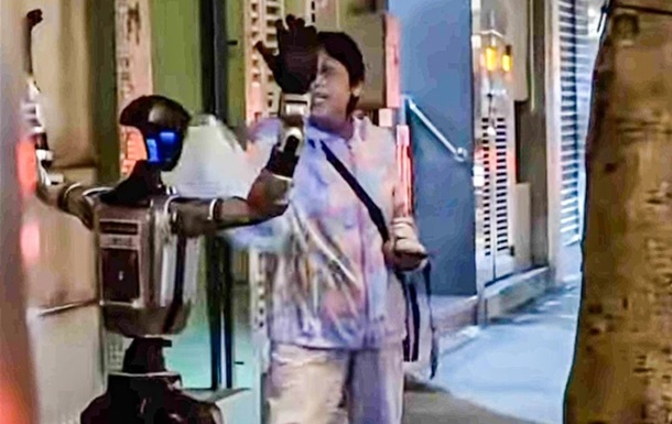 У Китаї поліція заарештувала людиноподібного робота