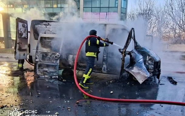 В Херсоне российский дрон попал в микроавтобус, есть пострадавший