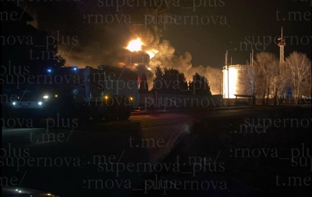 В Краснодарском крае бушует пожар на нефтебазе