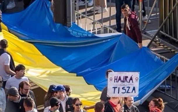 Флаг Украины на митинге оппозиции Венгрии вызвал скандал