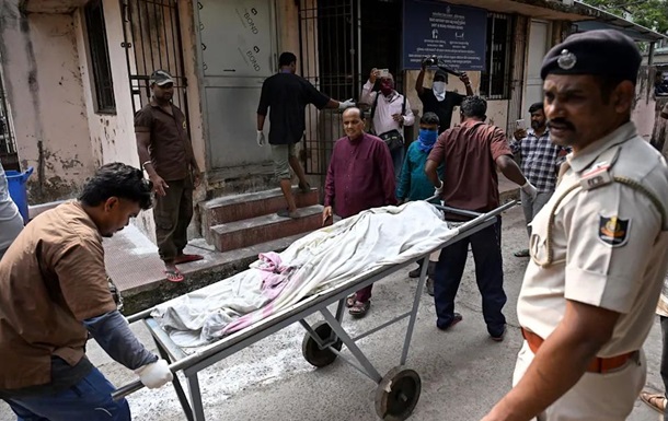 В Индии во время пожара в больнице погибло не менее десяти человек