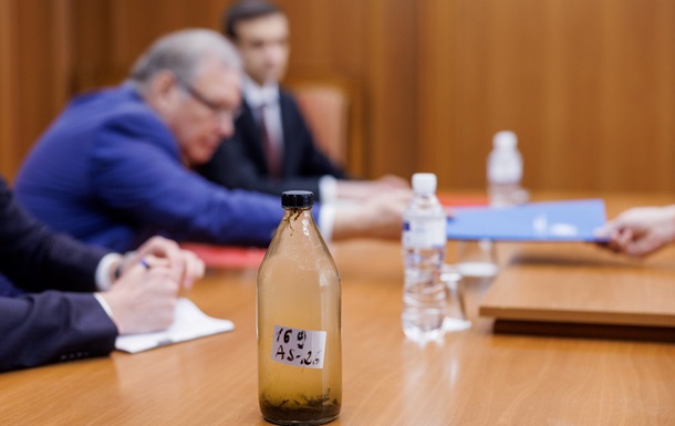 Забруднення Дністра: Молдова вручила дипломату РФ пляшку води з річки