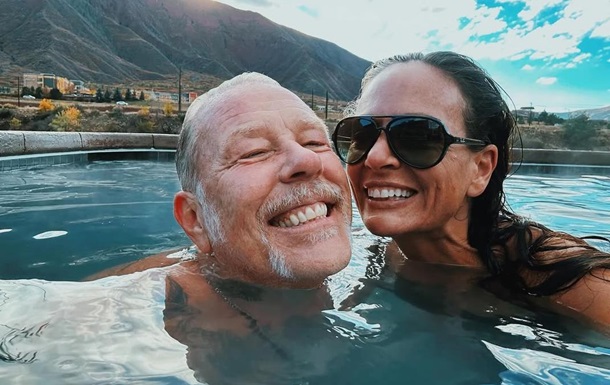 62-летний лидер Metallica сделал предложение своей возлюбленной под водой