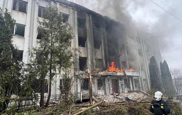 Россияне нанесли удар дроном по зданию ТЦК в Сумах