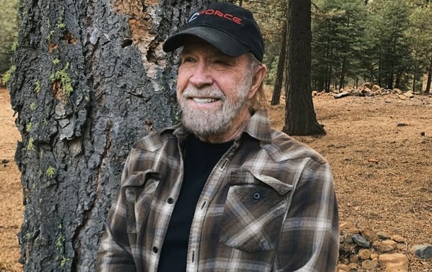 Умер легендарный актер Чак Норрис