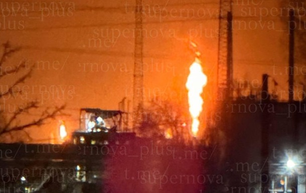 Ряд городов РФ накрыли взрывы: попадания и пожары