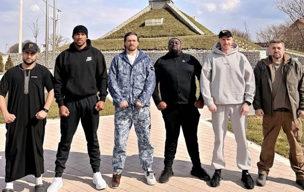 Усик прокомментировал поездку с Джошуа в Украину: Силен батон