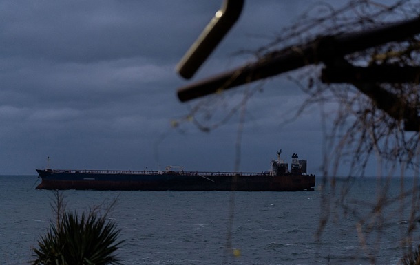 Танкер із російським пальним, який прямував до Куби, змінив курс