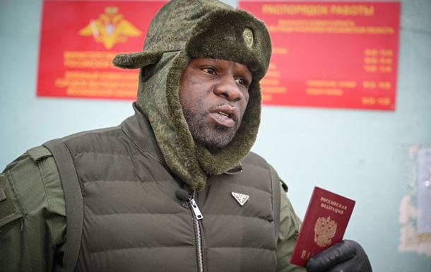 Число выданных паспортов РФ иностранцам упало до рекордно низкого уровня