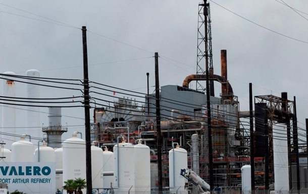 Мощный взрыв произошел на НПЗ в США