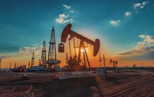 Цена на нефть закрепилась ниже $100
