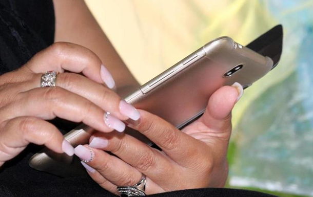 У США створили лак для нігтів, який перетворює палець на стилус