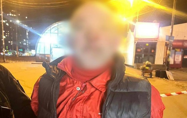 В Киеве иностранец угрожал прохожим гранатой