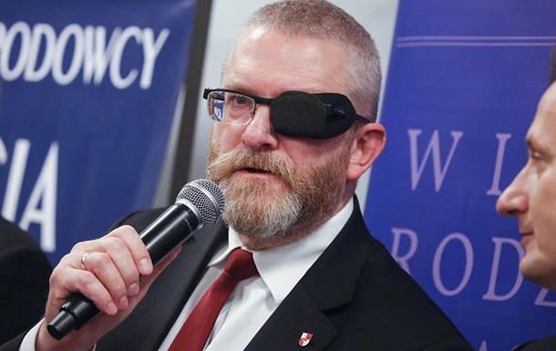 Надругательство над флагом Украины: в ЕС лишили иммунитета польского депута