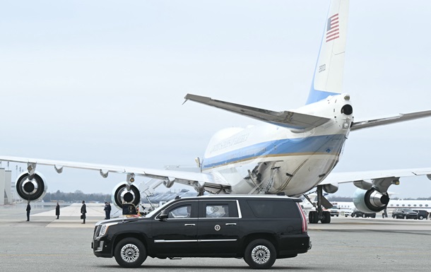 Возле самолета Трампа заметили неизвестный дрон