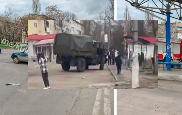 В Донецке Урал оккупантов врезался в остановку с людьми: есть погибшие