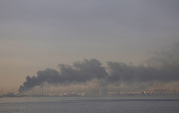 Іран влучив у судно в Дубаї: є ризик розливу нафти