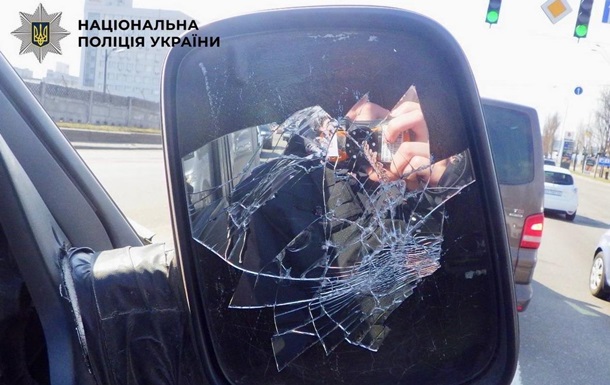 В Киеве задержали мужчину, который повредил автомобиль военного 