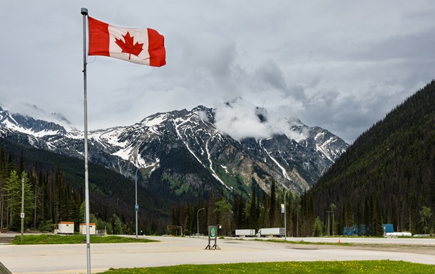 Украинцам в Канаде продлили рабочие разрешения