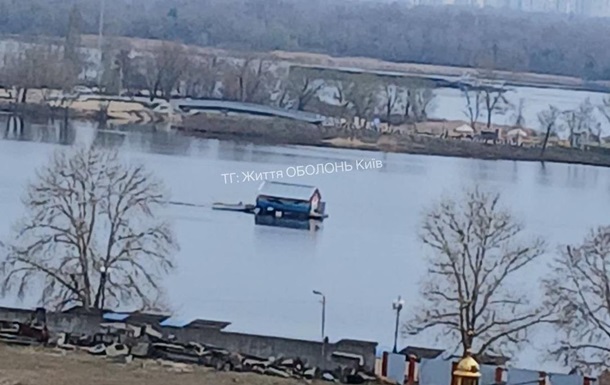 В Киеве заметили плавающий дом