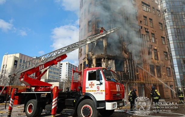 Россияне ударили по многоэтажному дому в Харькове