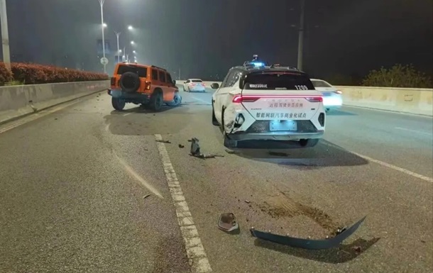 У Китаї сотні безпілотних таксі  замерли  посеред трас