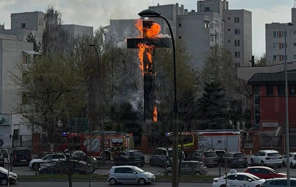 У Польщі у Страсну п ятницю загорівся 17-метровий хрест