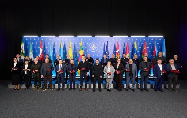 Зеленський вручив відзнаки  Місто-герой України 