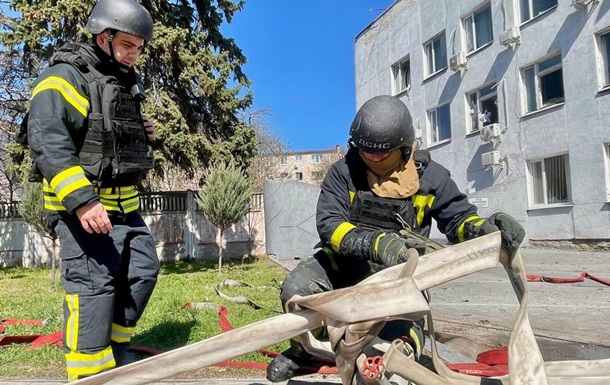 Удары по Чернигову: есть попадания по админзданиям и пострадавшие