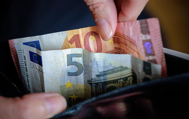 Доллар подешевел в обменниках, евро дорожает