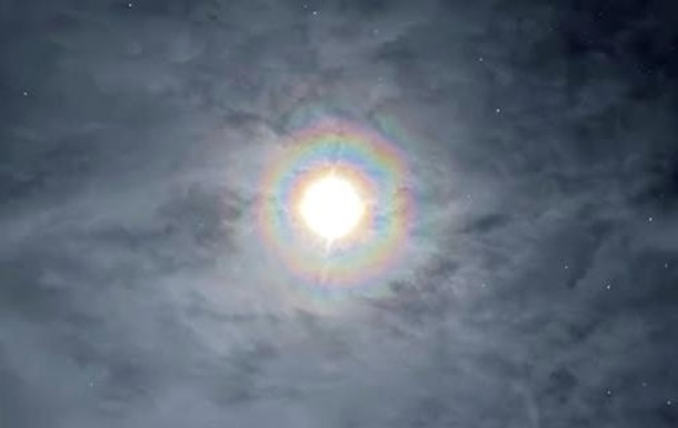 Українські полярники показали вінець Місяця