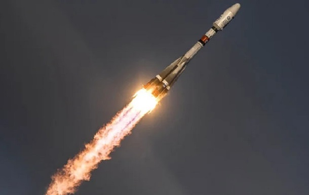 РФ запустила в космос ракету Союз с военными спутниками