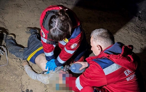 В Киевской области 11-летнего мальчика засыпало песком, он погиб