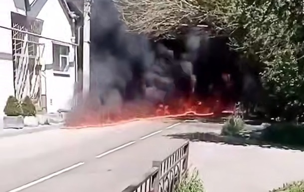 В Туапсе палаючі нафтопродукти течуть вулицями