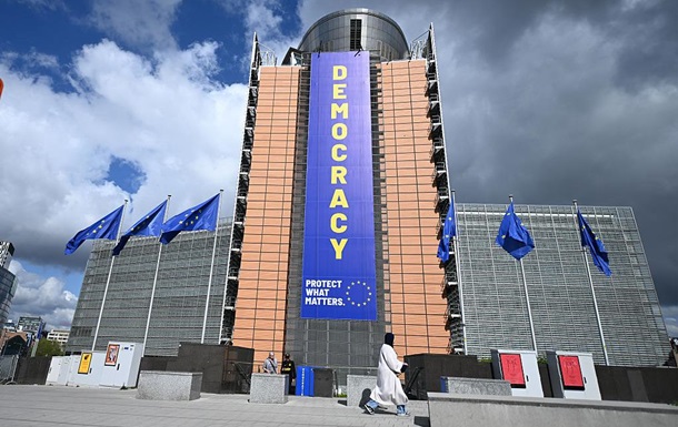 ЄС розглядає суворіші податкові умови для Києва на кредит в €90 млрд - ЗМІ