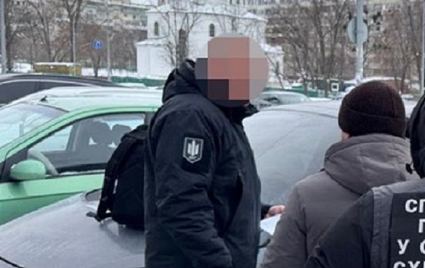 Судитимуть посадовця, який отримав хабар посилкою