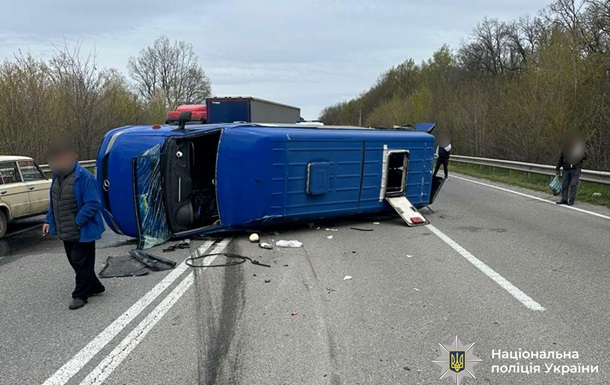Позашляховик врізався в автобус на Вінниччині