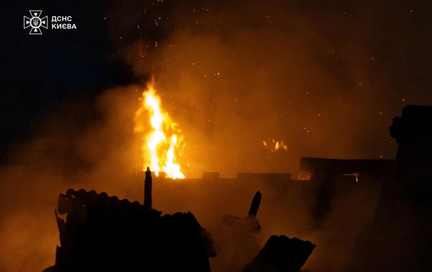 У Києві пожежа охопила три будинки