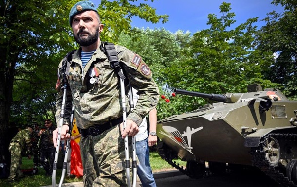 РФ забирає з фронту боєздатних солдатів на парад в Москві - Атеш