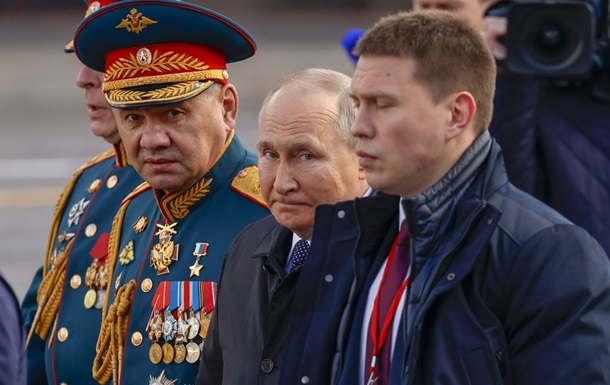 Неформальные каналы. Как Кремль просит разрешение на парад