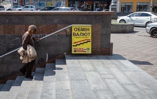 В обменниках продолжается падение доллара и евро