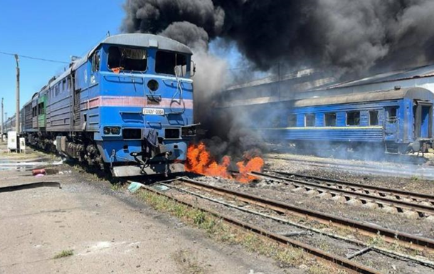 На Миколаївщині росіяни пошкодили локомотив та два вагони