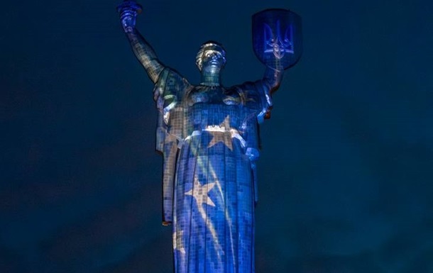 Батьківщина-матір засяяла кольорами прапору ЄС