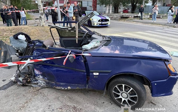 Смертельне ДТП у Дніпрі: авто влетіло у зупинку транспорту