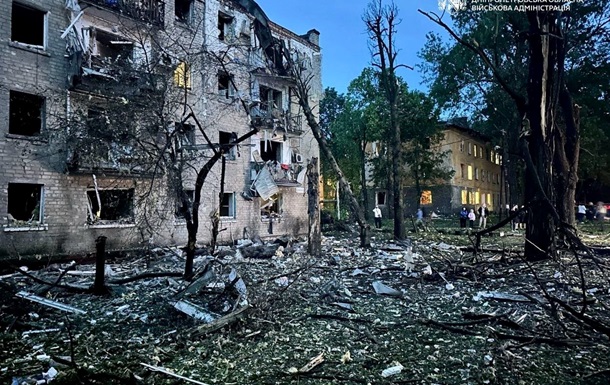 Наслідки атаки на Дніпро: дев’ять поранених і руїни