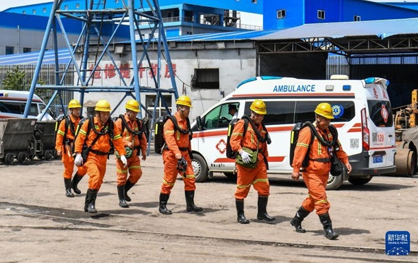 У Китаї через вибух на шахті загинули 82 гірники
