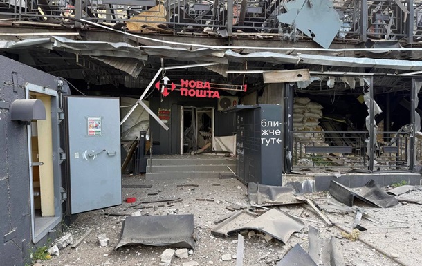Оккупанты сбросили бомбу на отделение Новой почты в Краматорске
